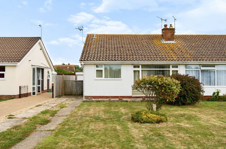 Click the photo for more details of East Way, Selsey, PO20