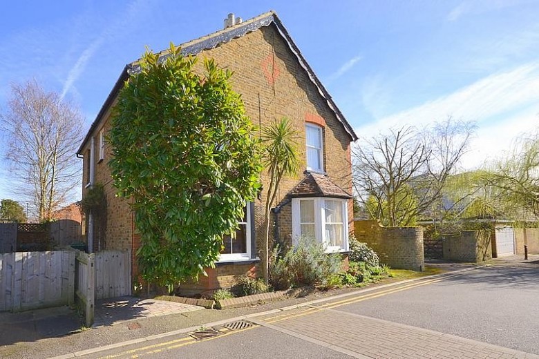 Click the photo for more details of Mervyn Road, Shepperton, TW17