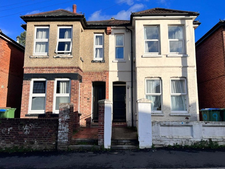 Click the photo for more details of Burlington Road, Southampton, Hampshire, SO15