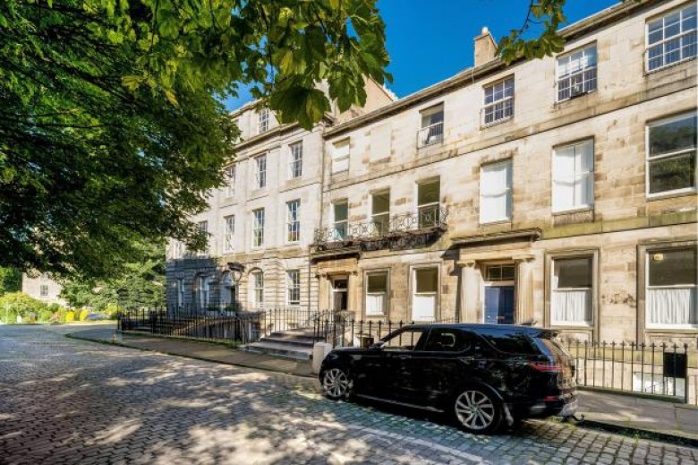 Click the photo for more details of 2/2 (1F), Royal Crescent, Edinburgh, Midlothian