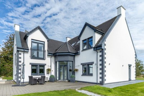 Click the photo for more details of Rogerton House, West Rogerton, Markethill Road, East Kilbride