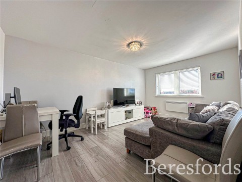 Click the photo for more details of Warwick Close, Hornchurch, RM11